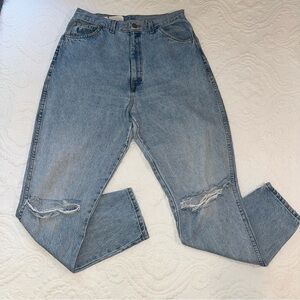 Vintage 90s Bill Blass Straight Leg Mom Distressed jeans. Light wash. Size 16.